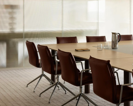Une table de réunion dans un espace lumineux